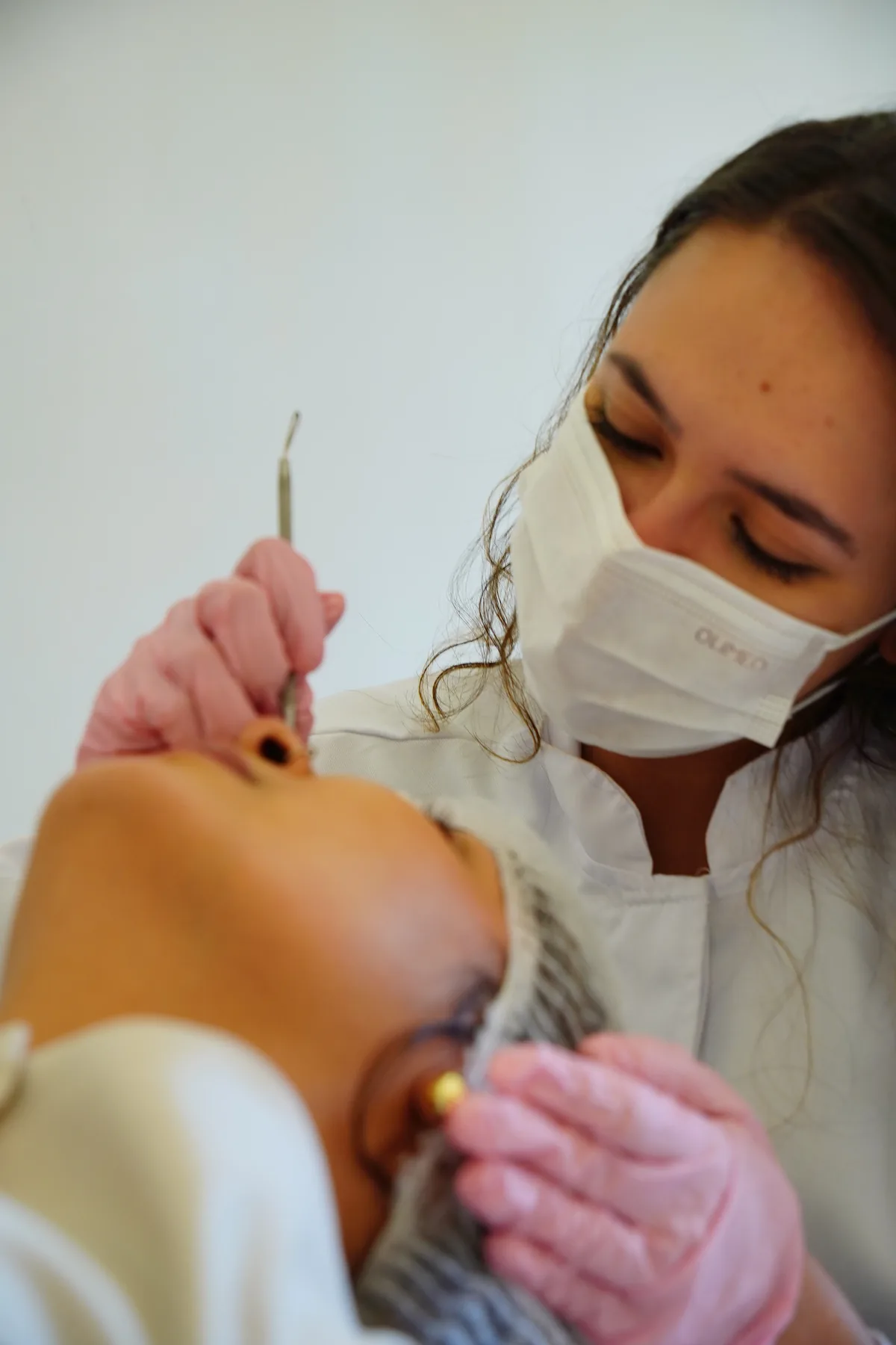 Profissional da D’Life realizando procedimento estético facial