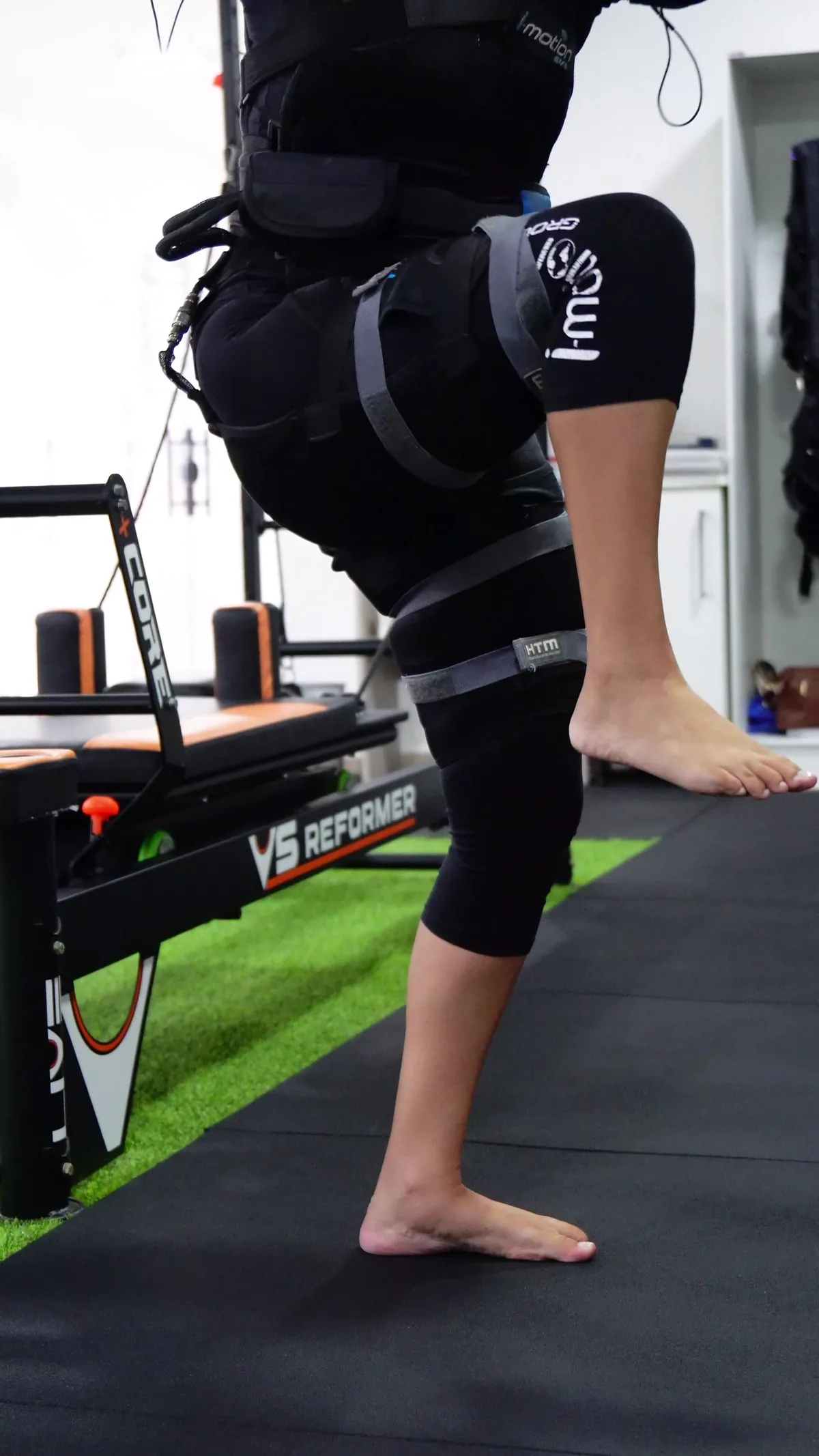 Aluna da D’Life realizando exercício com o equipamento de eletroestimulação i-motion